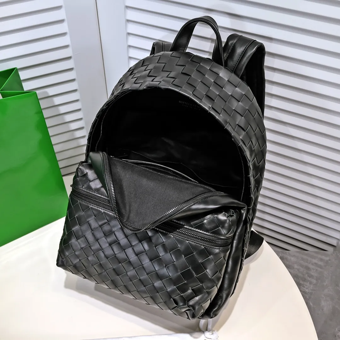 New 👇BV Baodiejia's new woven backpack is a must-have item for travel, and the backpack is definitely the first choice for popularity. As the iconic classic element of the brand, it is well integrated into larger backpacks. It uses woven strips with a width of 1.5 to make the whole more coordinated. Fashion and recognition are well balanced. No logo, low-key and generous. Italian calfskin + canvas lining. High functionality, size: width 32*43cm